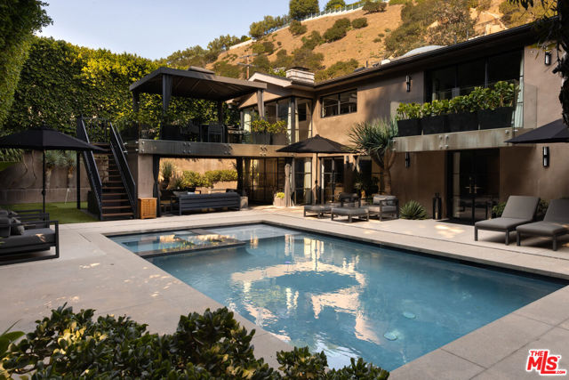Property photo of 1853 Franklin Canyon DR