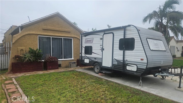 Property photo of 739 W 102nd