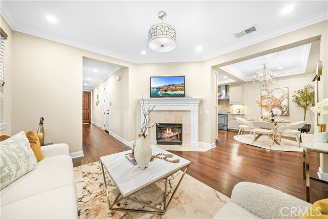 Photo of 853 W Huntington