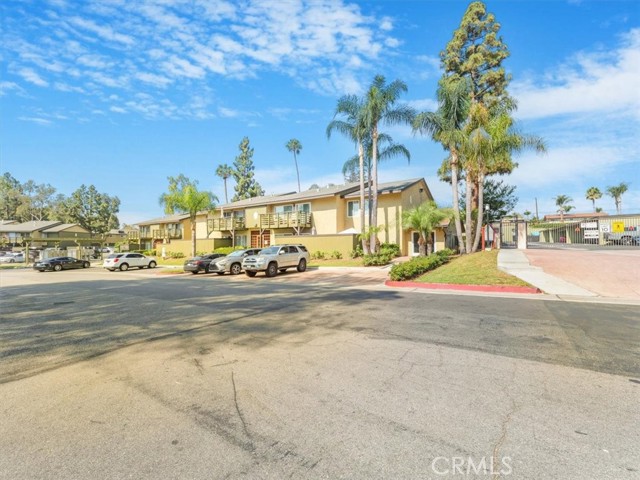Property photo of 1440 W Lambert RD