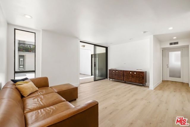 Property photo of 906 N Doheny DR