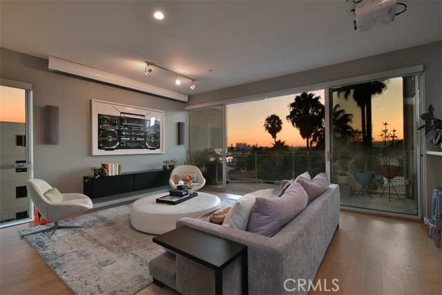 Property photo of 751 N Fairfax AV