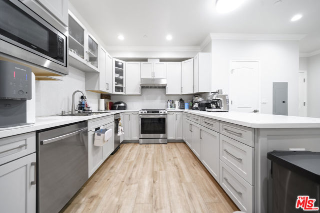 Property photo of 944 S Serrano AV
