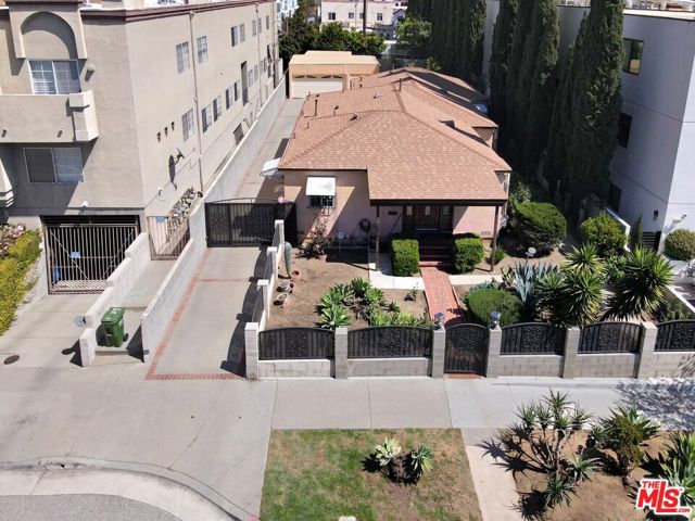 Property photo of 844 N Poinsettia PL