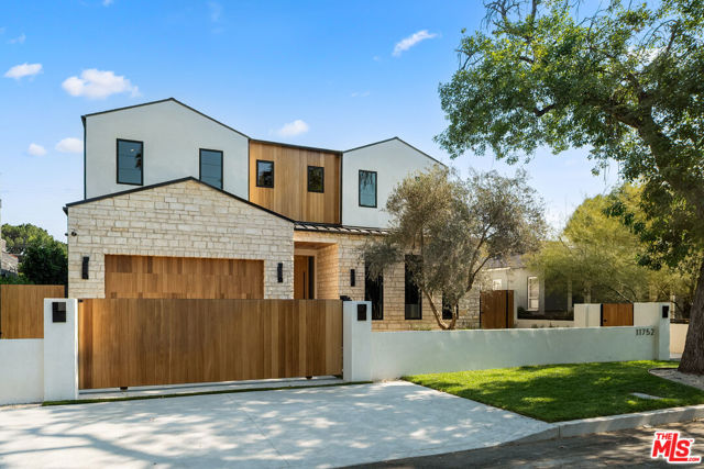 Property photo of 11752 Blix ST