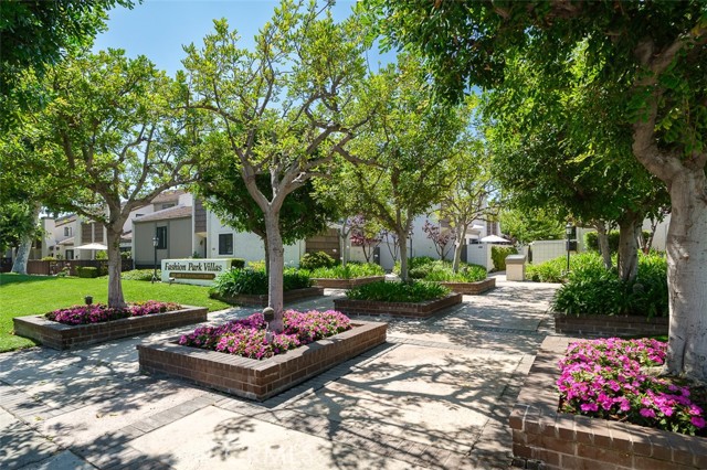 Property photo of 582 W Huntington DR