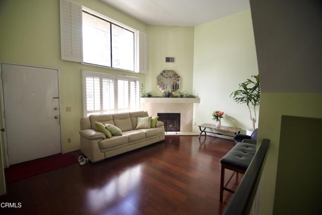 Property photo of 1931 E Huntington DR