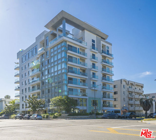 Property photo of 702 S Serrano AV