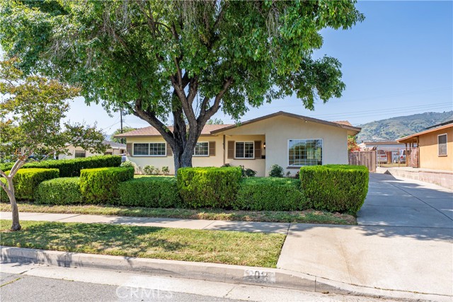 Property photo of 2015 E Petunia ST