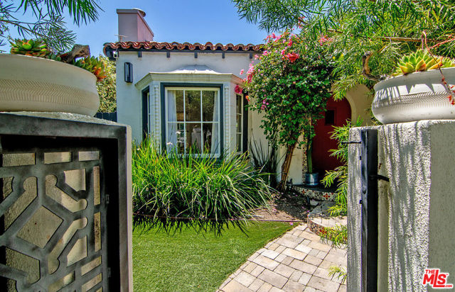 Property photo of 8260 Oakwood AV