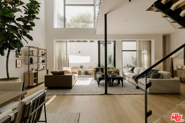 Property photo of 702 N Doheny DR