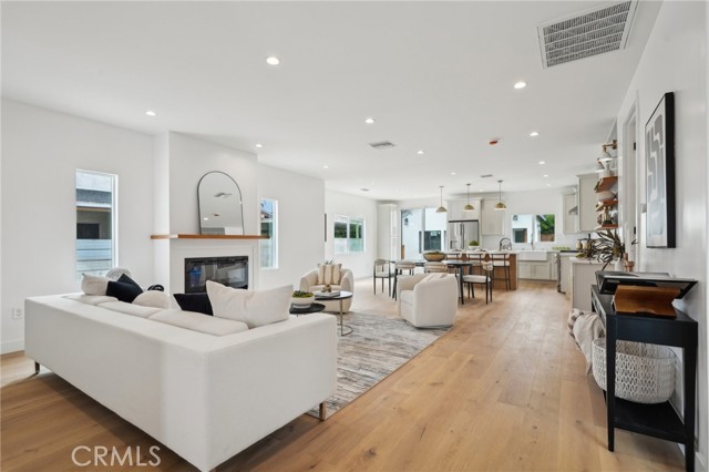 Property photo of 5449 S Victoria AV