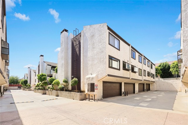 Property photo of 458 W Huntington DR