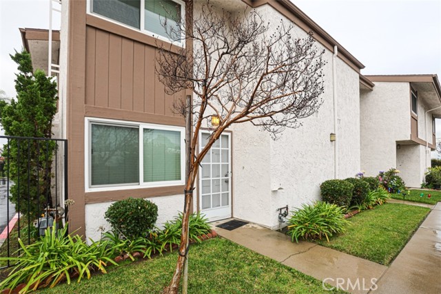 Photo of 1043 E Huntington