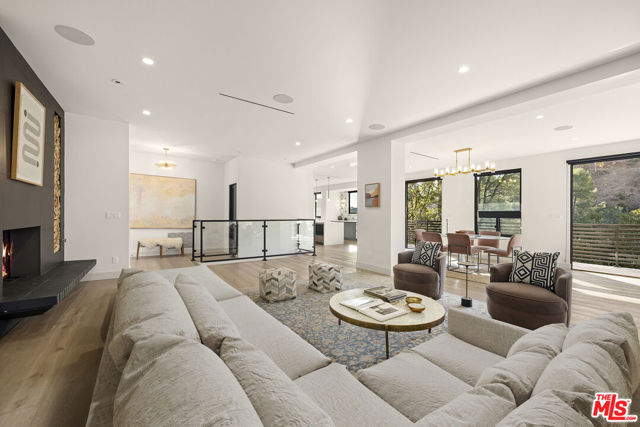 Property photo of 3147 Hollyridge DR