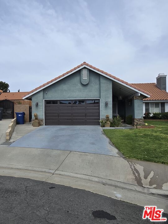 Property photo of 521 W White Cloud TE