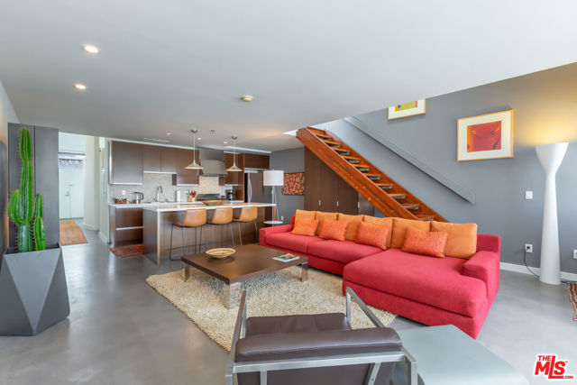 Property photo of 615 Hampton DR