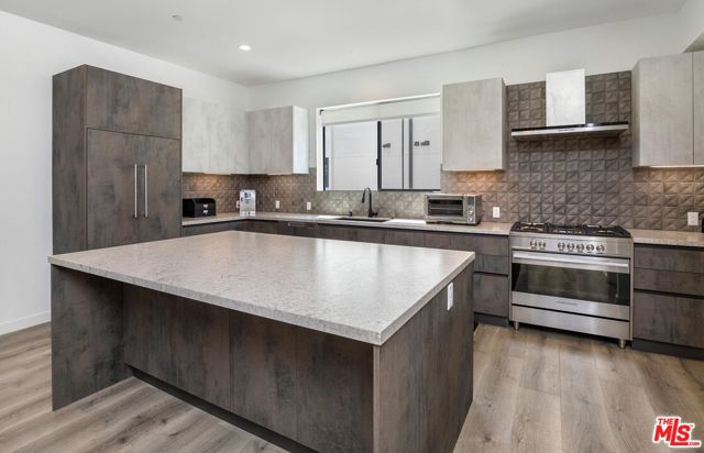 Property photo of 4724 N Village Court LN