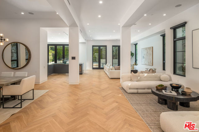 Property photo of 636 N Kilkea DR