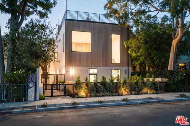 Photo of 611 Broadway St