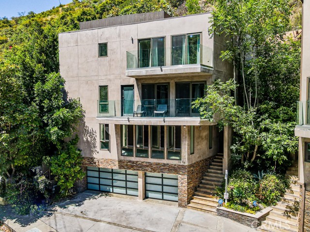 Property photo of 1516 N Beverly Glen BL