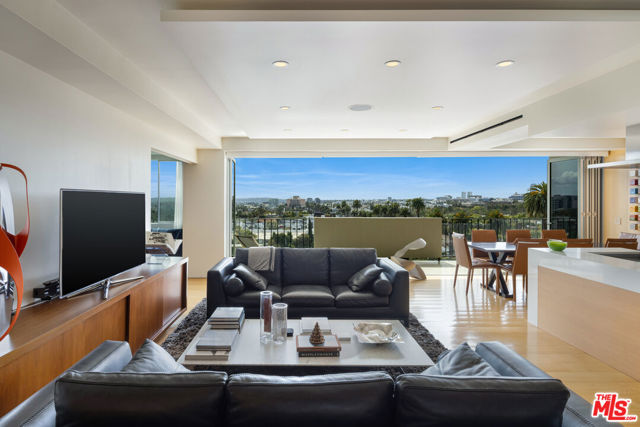 Property photo of 818 N Doheny DR