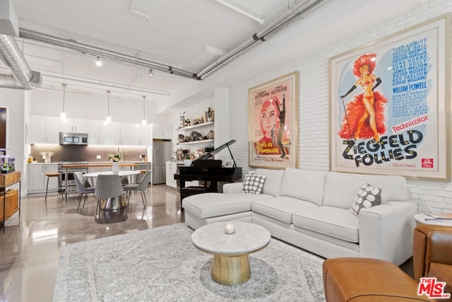Property photo of 939 S Broadway