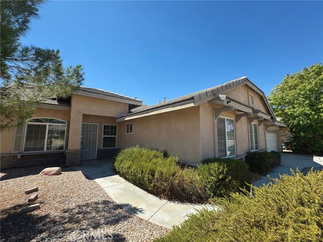 Property photo of 15943 Oak CT