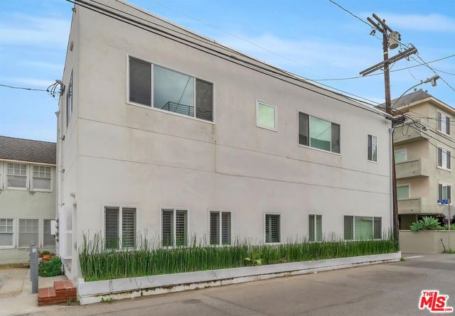 Property photo of 10 E 27th AV