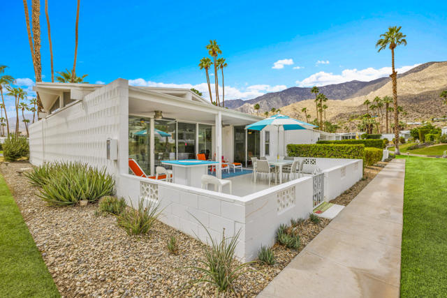 Property photo of 566 E Flor CR