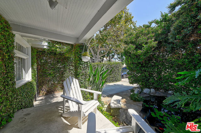 Property photo of 2627 S Cloverdale AV