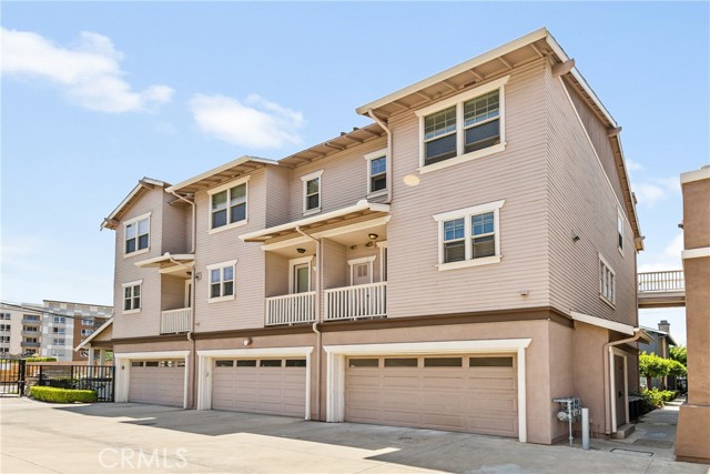 Photo of 305 W Duarte Rd