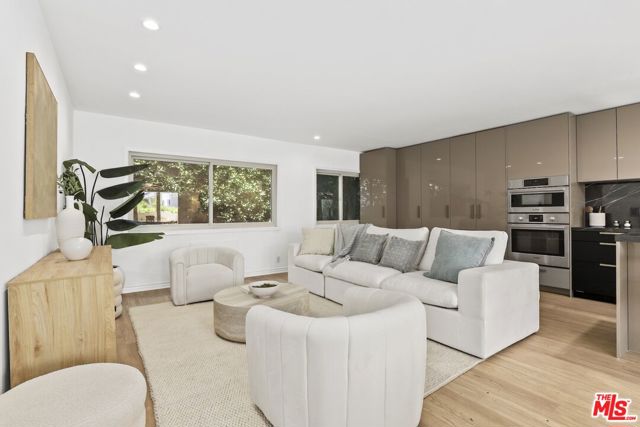Property photo of 1233 N Laurel AV