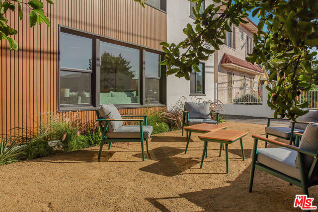 Property photo of 2046 S Burnside AV