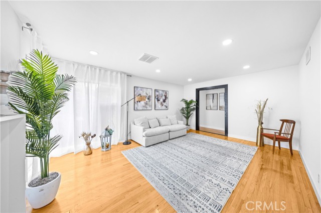 Property photo of 934 W Bonnie Brae Ct