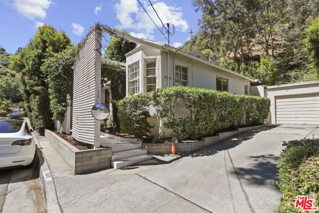 Property photo of 1006 N Beverly Glen BL