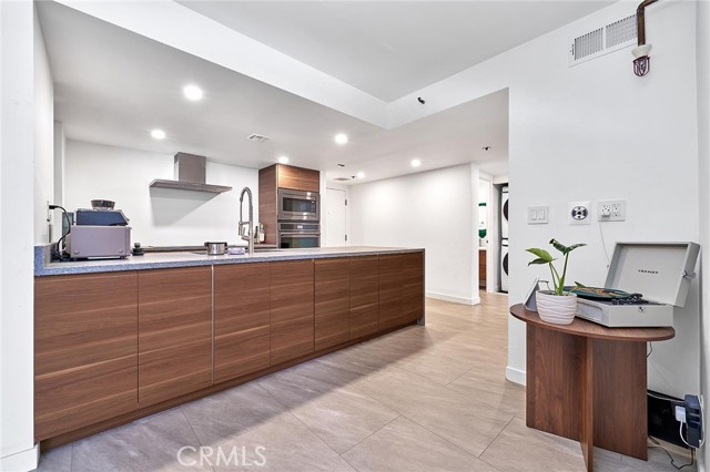 Property photo of 600 W 9th ST