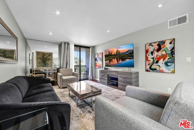 Property photo of 906 N Doheny DR
