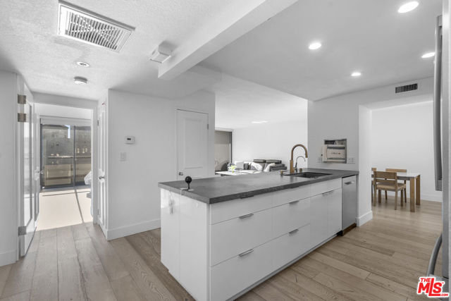 Property photo of 600 W 9th ST