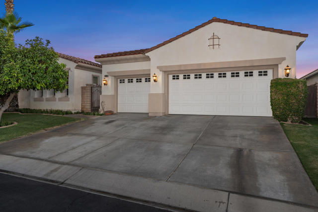 Property photo of 44865 Via Alondra