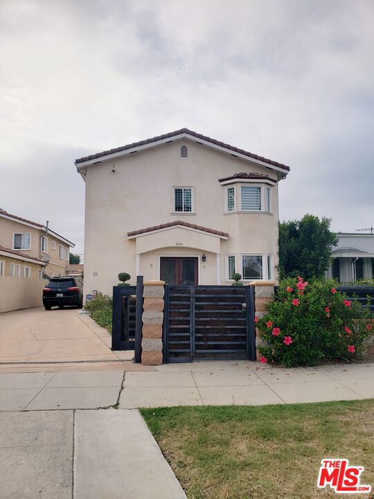 Property photo of 1053 S Victoria AV