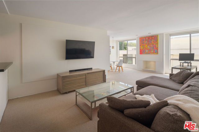 Property photo of 927 N Kings RD