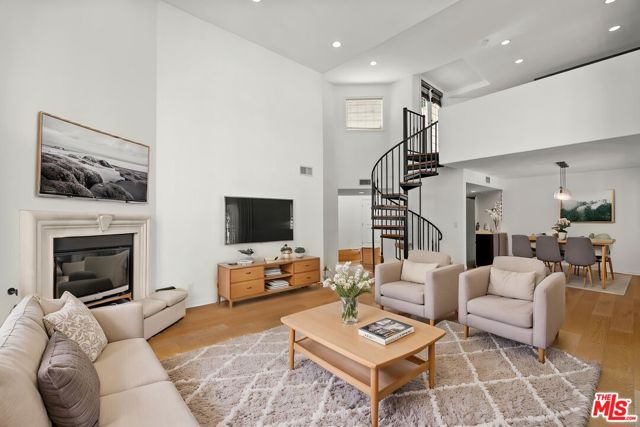 Property photo of 435 Arnaz DR