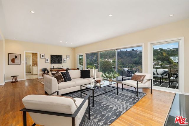 Property photo of 2422 Carman Crest DR