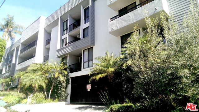 Property photo of 906 N Doheny DR